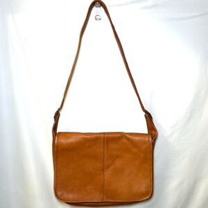 Le Donne Leather Messenger Bag, crafted from Colombian Vaquetta leather